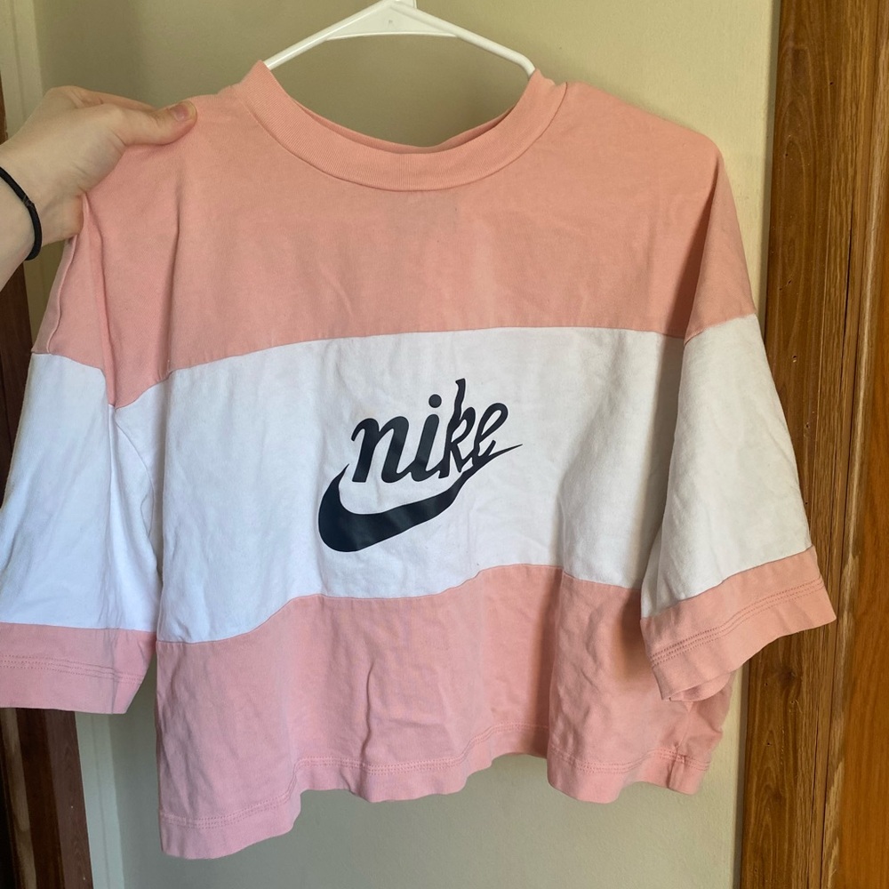 Women’s Nike colorblock logo crop tee